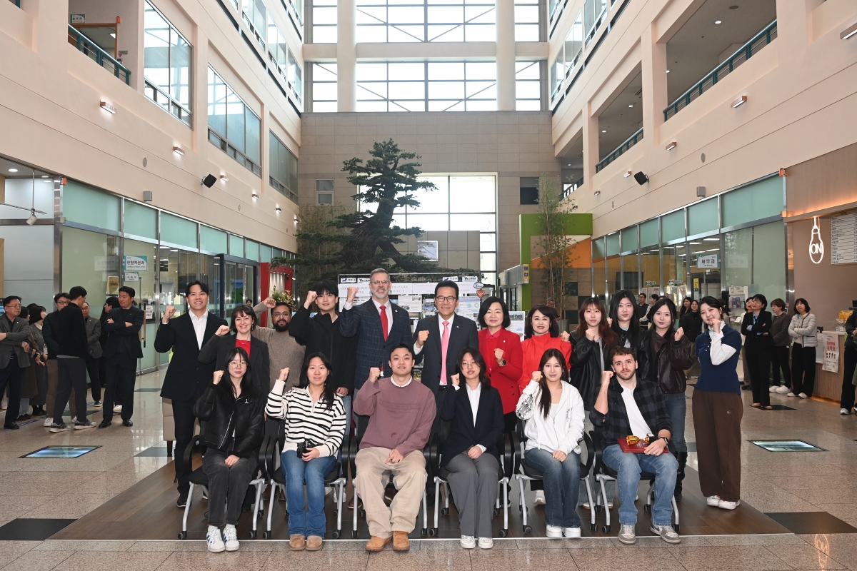 연수구는 23일 구청 1층 송죽원에서 유타대학교 아시아캠퍼스와 함께 도시계획 프로젝트 작품 전시회의 개막식을 개최했다.